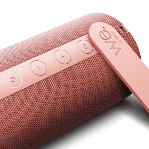 We. HEAR 1 coral red – Nahaufnahme der seitlichen Bedientasten des tragbaren 40-Watt Bluetooth-Lautsprechers
