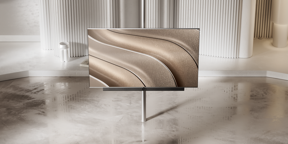 Smart TV OLED Loewe Antares avec solution d'installation modulaire dans un espace de vie moderne