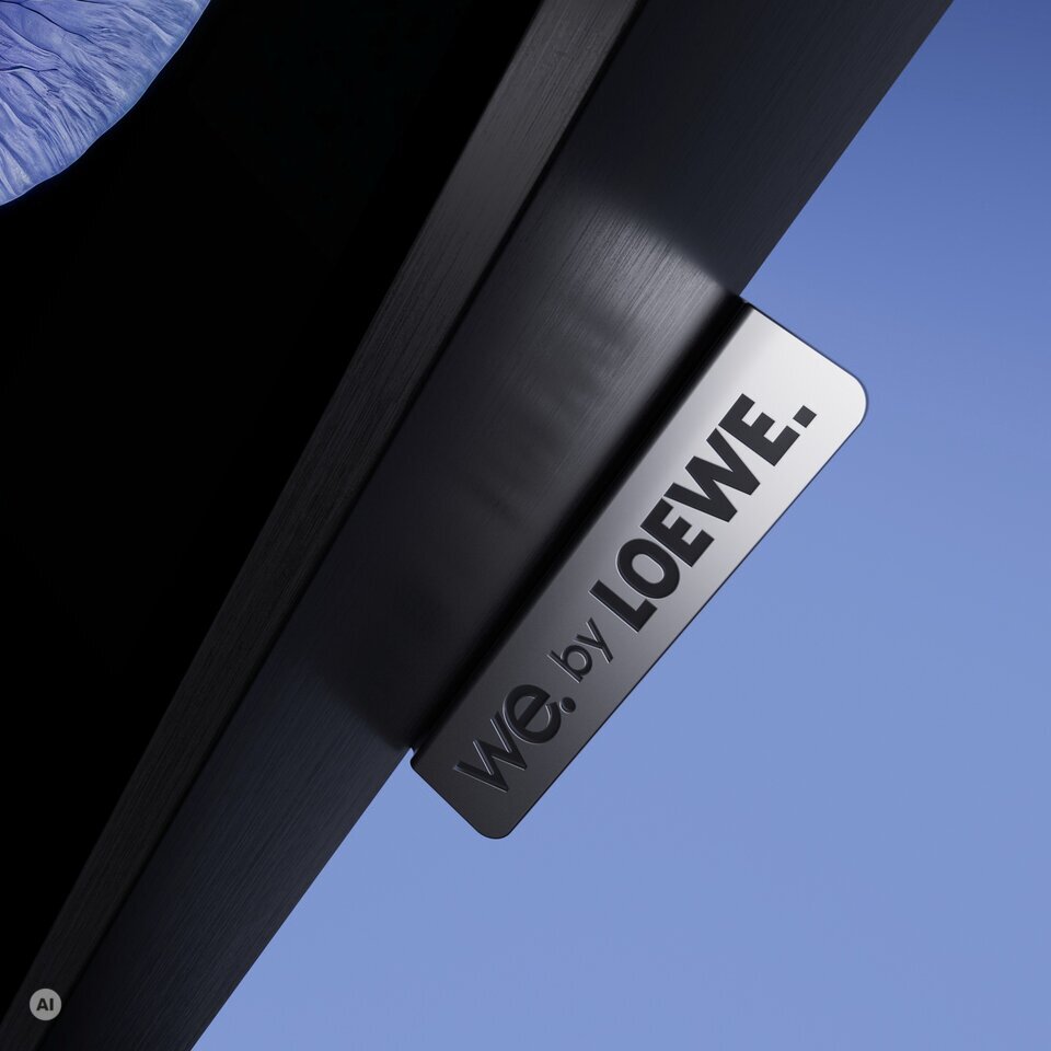 Téléviseur LCD We. by Loewe We. SEE vue d'angle avec écran actif et logo We. by Loewe – Smart TV 4K UHD compacte avec double canal