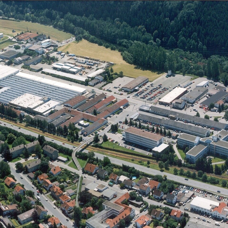 Luftaufnahme des Loewe Hauptsitzes und der TV-Produktionsstätten in Kronach