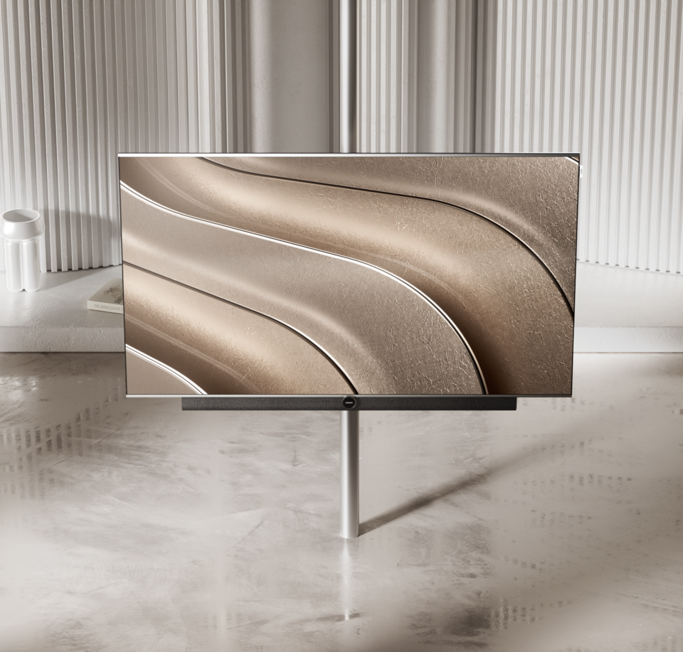 Smart TV OLED Loewe Antares avec solution d'installation modulaire dans un espace de vie moderne